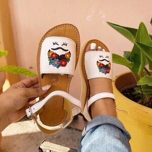 GUARAXEZ

FRIDUCHA SANDALS WHITE